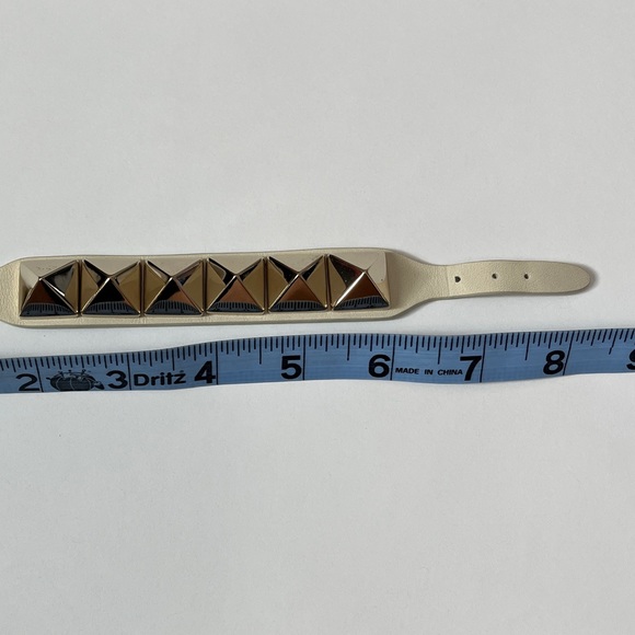 SOLD Valentino Garavani Large Rockstud Leather Bracelet Cream Gold - Picture 10 of 12